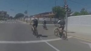 Un grupo de ciclistas se salta tres semáforos en rojo en Benicàssim