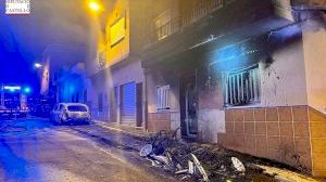 Un nuevo incendio en Almenara afecta a dos coches y las fachadas de dos viviendas