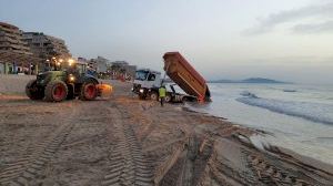 Oropesa trasvasa 12.000 metros cúbicos de arena hasta Morro de Gos