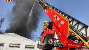 Incendio industrial en una fábrica de cosméticos del polígono Fuente del Jarro de Paterna