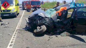 Mor una dona i altres dues persones resulten ferides en un accident entre un cotxe i un camió a Santa Pola