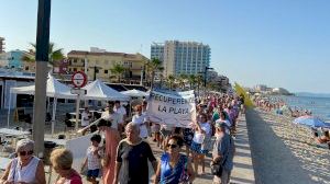 Mig miler de persones es manifesten a Oropesa per a salvar la platja de Morro de Gos