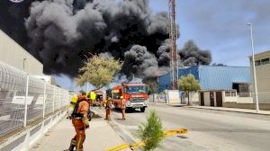 Un incendi en una fàbrica de reciclatge de Riba-roja de Túria obliga a evacuar la piscina municipal de Loriguilla