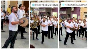 Un músico se hace viral por su pasión con los platillos en los Moros y Cristianos de Xàbia