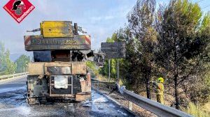 Incendio de camión-grúa en Monóvar: Las ruedas salen despedidas a 30 metros