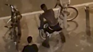 Dos joves donen puntades a bicicletes públiques de València