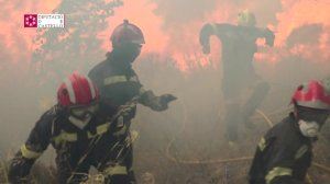 La lucha de los bomberos contra las llamas a las puertas de Bejís