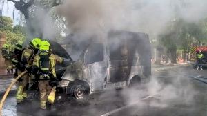 El foc crema una furgoneta junt als jardins de Vivers