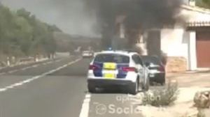 Las llamas consumen un coche que se incendió en una carretera de Benissa
