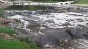 El agua arrastra por el río Palancia las cenizas del incendio de Bejís