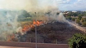 Incendi en un solar de Les Alqueries després d'escoltar-se el so d'uns petards