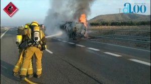 Un camión cisterna de gasolina se incendia en Villena y amenaza con explotar