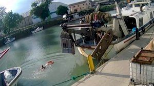Una dona cau a l'aigua i queda atrapada pel corrent en el port de Cullera