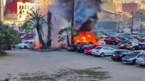 Incendio en un aparcamiento de coches junto a la estación de tren del Cabanyal en Valencia