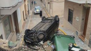Un coche se estrella cuesta abajo en Benaguasil al fallar el freno de mano