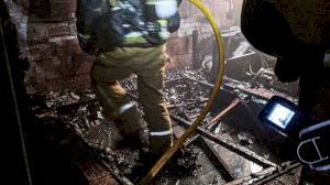 Les flames devoren un habitatge a Xixona