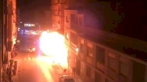 Pavoroso incendio en un garaje de Benaguasil: las llamas salieron hasta la calle