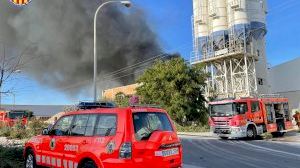 Un incendi arrasa una nau industrial del Port de Sagunt