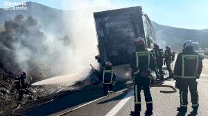 Un camió crema en flames a la meitat de l'AP-7 a Santa Magdalena de Polpís