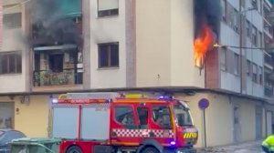 Desalojan un edificio y confinan a varios vecinos por un incendio en el centro de Castellón