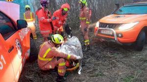 Una conductora de 82 anys cau amb el seu cotxe per un barranc de 15 metres a Genovés