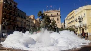 La fuente de la plaza de la Virgen de València amanece llena de espuma tras un acto vandálico