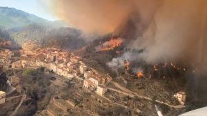 L'incendi de l'Alt Millars arriba a Montán i s'apropa perillosament a les vivendes
