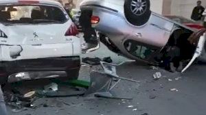 Un conductor provoca un brutal accident en el centre de Torrevella
