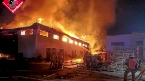 Un incendio devora una fábrica de pallets de Elche