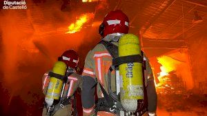 Un violent incendi calcina una fàbrica de palets a Almassora