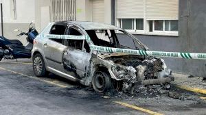 Investigan el incendio de un coche oficial de la Guardia Civil frente al cuartel de Almassora