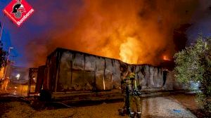 Impresionante incendio calcina una de las empresas más importantes del sector del calzado en Elche