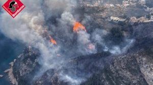 Un incendi forestal en Benitatxell obliga al desallotjament d'alguns veïns