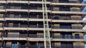 Un trabajador cae en Gandia desde el piso 13 a la terraza del piso 12