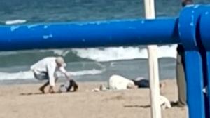 Així actuen els lladres a plena llum del dia en la platja del Postiguet d'Alacant