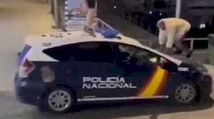 Un jove salta sobre un cotxe de la Policia Nacional a Alacant