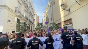 Màxima tensió: feministes es manifesten davant Les Corts contra el govern amb Vox mentre compareix Santiago Abascal