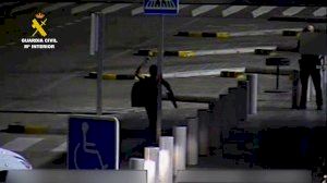 Un home causa el caos a l'Aeroport d'Alacant en amenaçar de mort i llançar botelles de vidre als viatgers