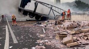 Un camió s'incendia penjat en un pont a l'autovia de Moixent