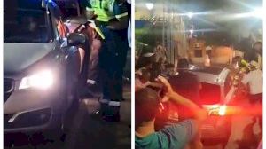 Un conductor empotra su coche contra el escenario de un pueblo de Alicante