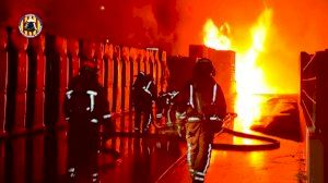Un peligroso incendio en una empresa química de Potries obliga a desalojar los vecinos de la zona