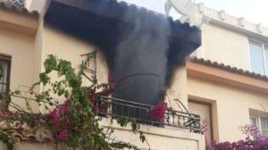 Rescat in extremis d'una casa en flames a Oriola: un veí salva pel balcó un ferit