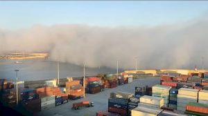 Impresionante llegada de la niebla que ha cubierto la ciudad de Valencia obligando a cerrar el aeropuerto