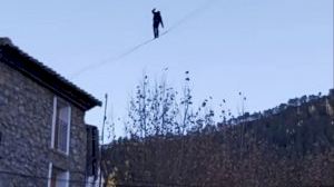 Sorpresa entre els veïns d'un poble de Castelló: Què fa una persona sobre uns cables a metres d'altura?