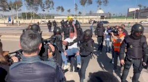 Tensión en el Puerto de Castellón: la Policía desaloja a los representantes de La Unió