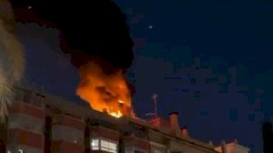Espectacular incendio al arder una antena de telefonía en lo alto de un bloque de pisos en Burriana