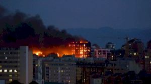 El foc devora dos blocs d'edificis a València i deixa almenys 14 ferits