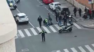 Un motorista tendido en el suelo tras chocar con un coche en Vila-real