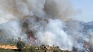 Los bomberos luchan contra el fuego en un incendio forestal en Atzeneta