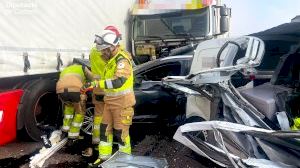 Fallece un hombre y cinco resultan heridos en el accidente de Nules por la niebla con 40 vehículos implicados